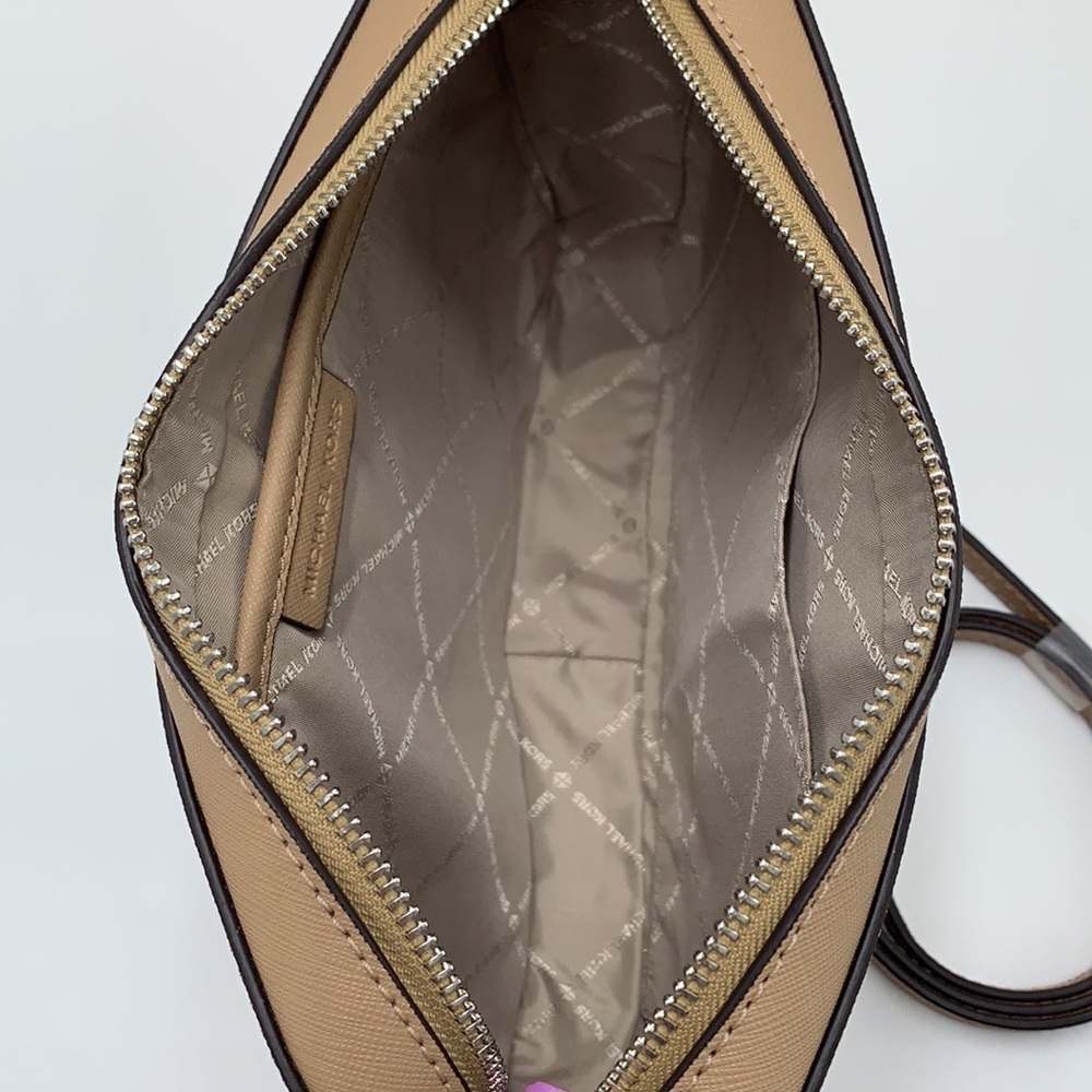 Michael Kors Jet Set Item Large East West Zip Crossbody Leather Camel
NWT - Picture 9 of 16